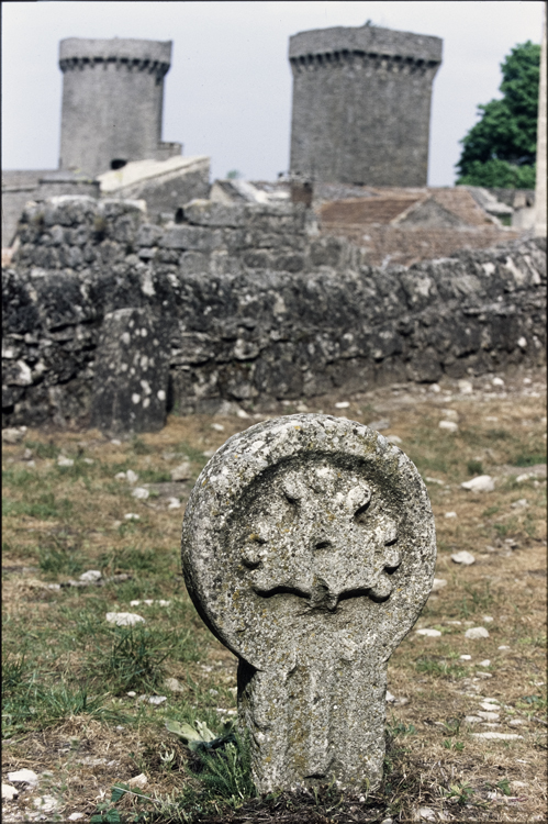 Stèle de tombe et tours en arrière-plan