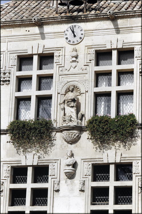 Façade avec niche ornée de statue