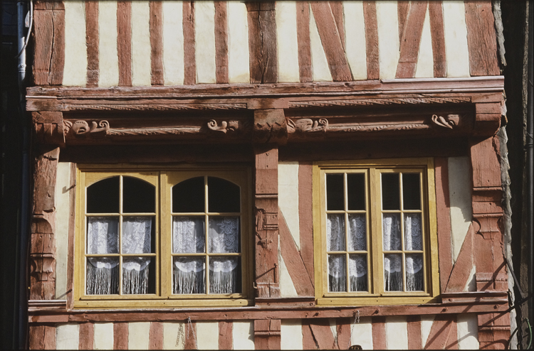 Façade à pans de bois avec fenêtres en bois sculptées