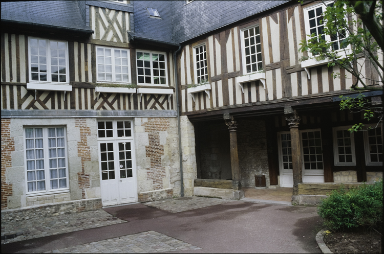 Façade à pans de bois sur cour intérieure