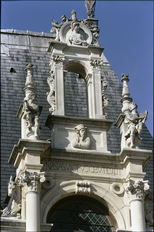 Fenêtre de toiture : partie haute sculptée en haut-relief