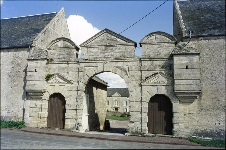 Portail d’accès à trois portes surmontées de frontons