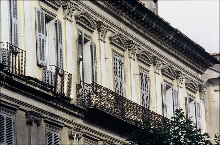 Fenêtres à frontons et balcons à l’étage