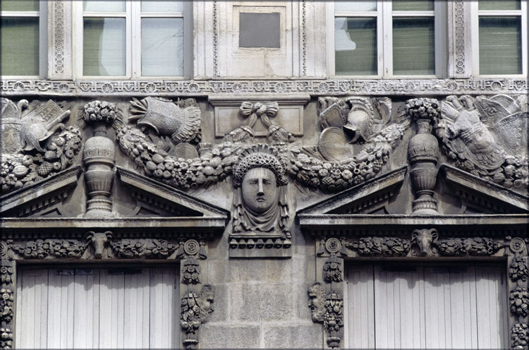 Fenêtres à frontons brisés et hauts-reliefs de façade