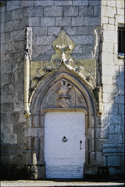 Porte à écusson