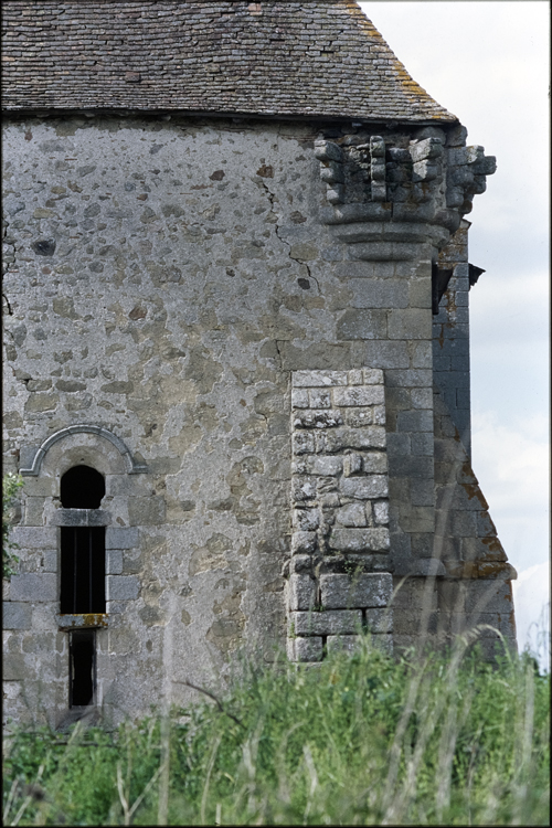 Angle de façade avec contrefort et départ d’échauguette