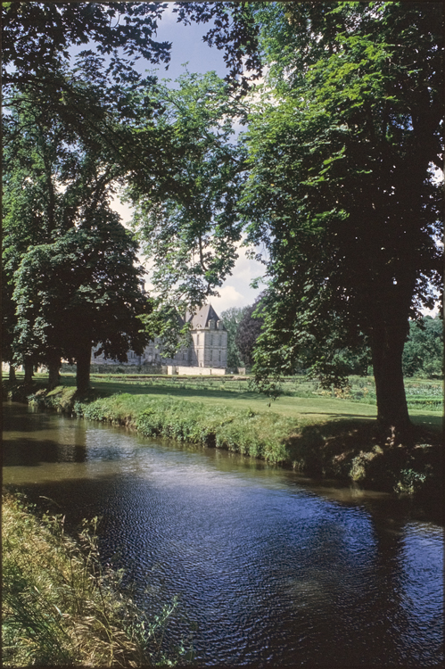 Canal et potager devant le château