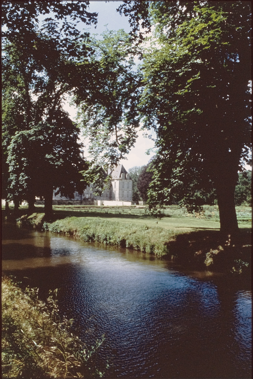 Canal et potager devant le château