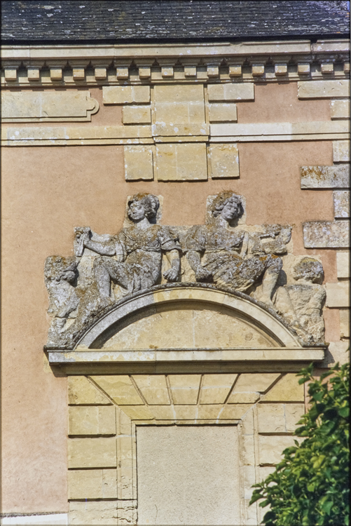 Orangerie : détail des sculptures d’un fronton de fenêtre aveugle