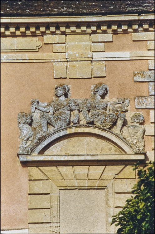 Orangerie : détail des sculptures d’un fronton de fenêtre aveugle