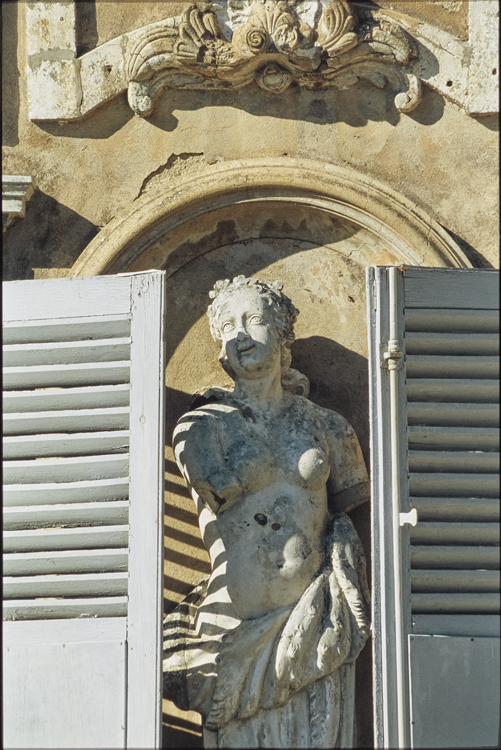 Statue de façade