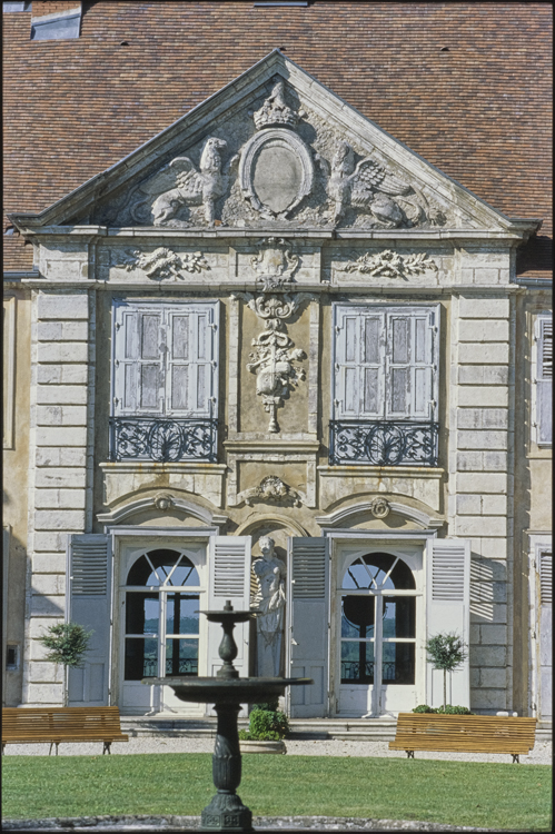 Façade à fronton triangulaire