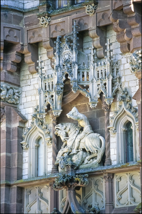 Détail sculpté de façade : chevalier