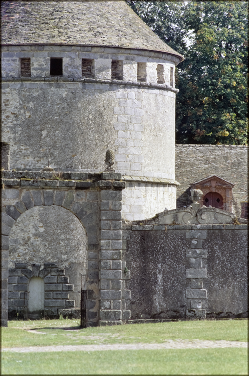 Portail d’accès et pigeonnier