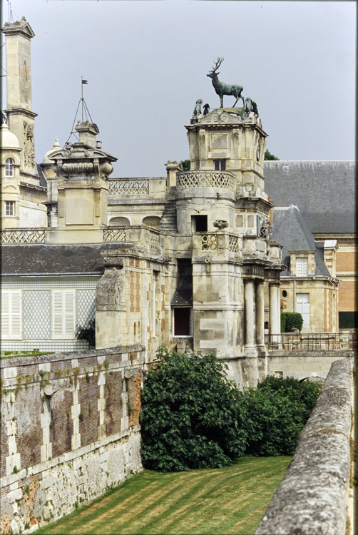 Vue latérale sur le portique d’entrée et les douves