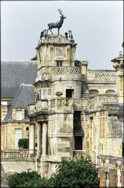 Vue latérale sur le portique d’entrée