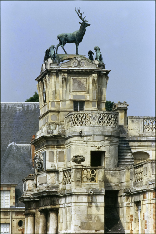 Détail de la partie supérieure du portique d’entrée