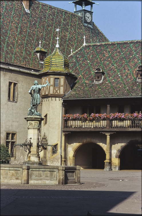 Fontaine et façade d’angle