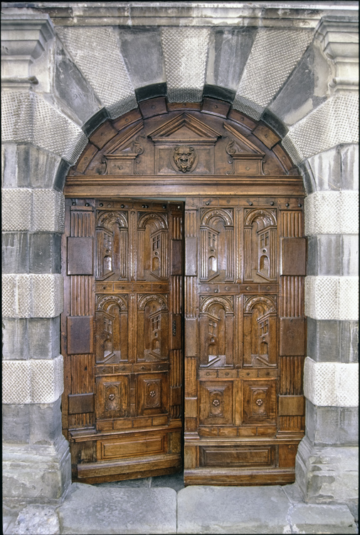 Porte à bosselage