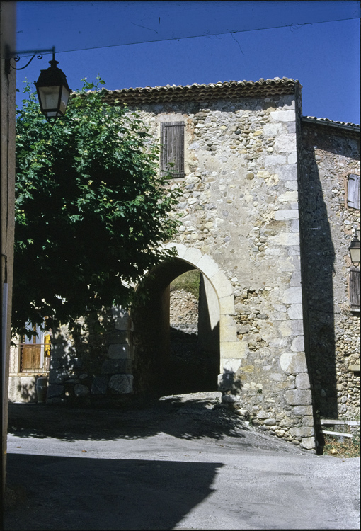 Façade avec son ancienne porte de ville en arc brisé