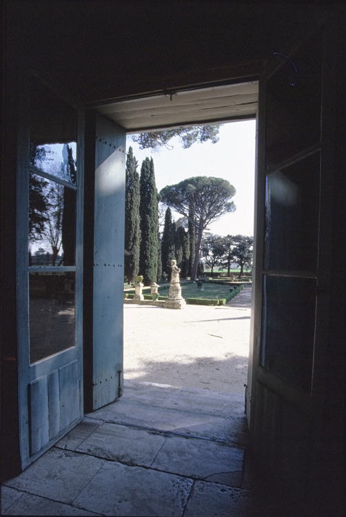 Vue de l'intérieur sur le jardin