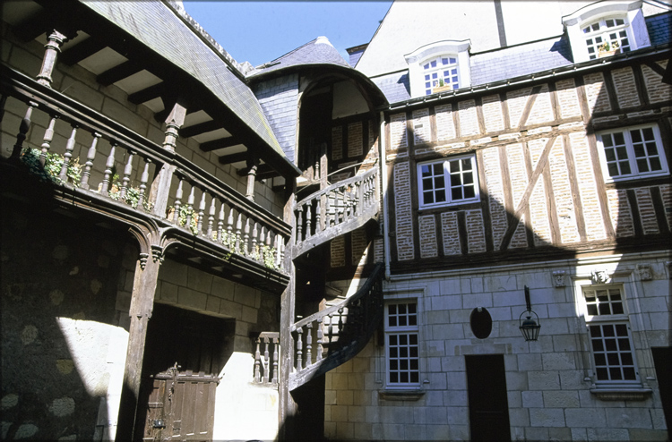 Façade sur cour et escalier extérieur