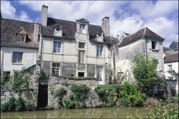 Façade sur la rivière