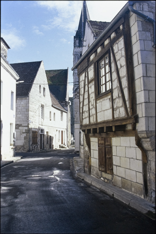 Façade à pans de bois sur rue ; Clochers à l’arrière-plan