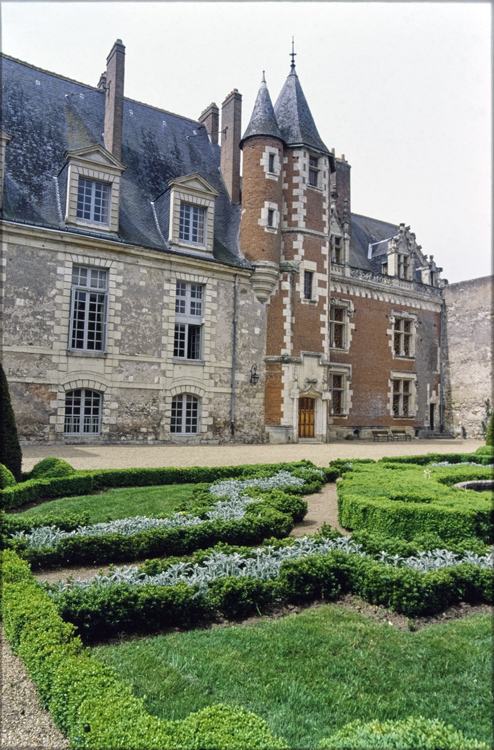 Façade du corps de logis en brique et pierre ; Jardin