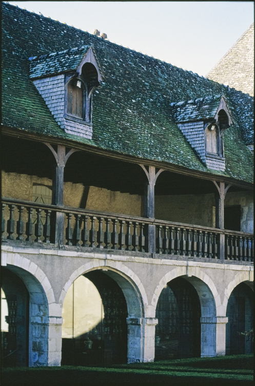 Façade du bâtiment dont le soubassement en arcade est surélevé d'un étage à galerie