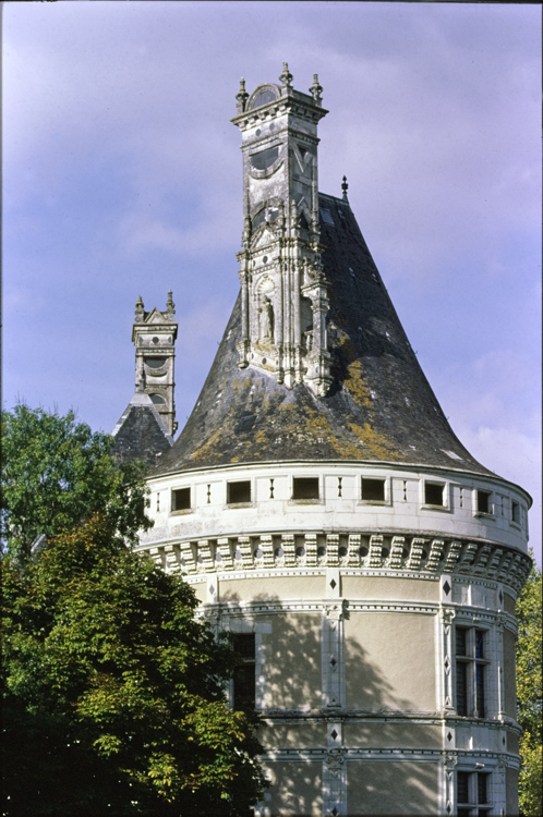 Partie haute de la tour d’angle avec cheminée et toiture à poivrière