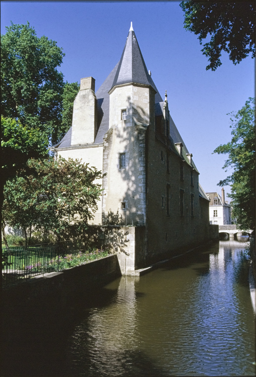 Façade sur la rivière avec tourelle d’angle