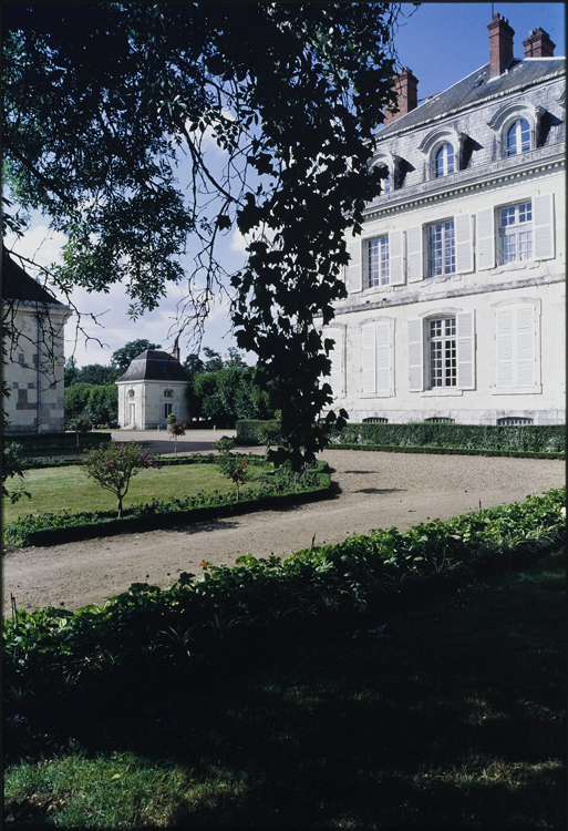 Partie de façade du château et des communs