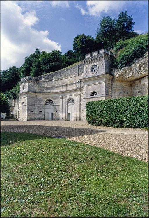 Façade de la chapelle et des communs