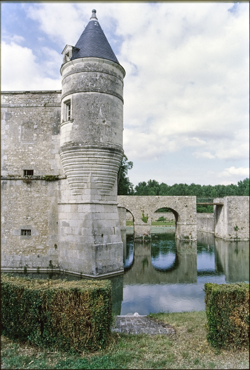 Pont sur douves et tourelle d’angle