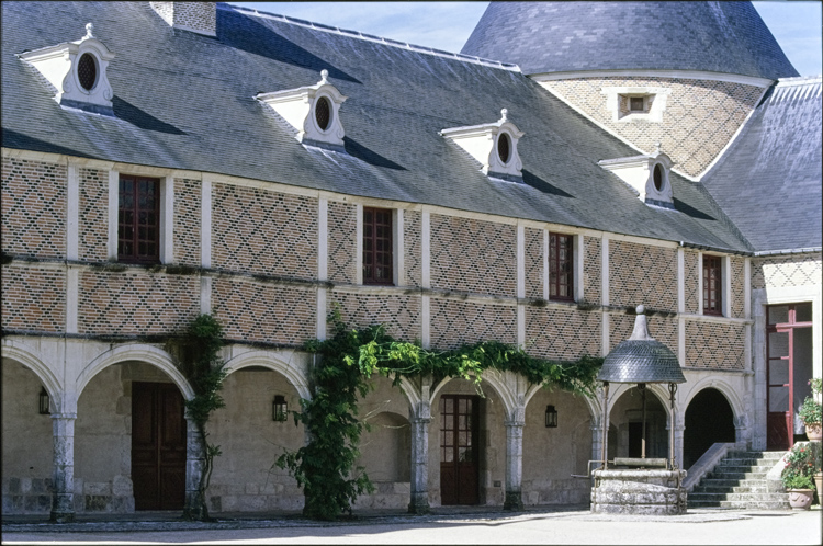 Cour intérieure avec galerie couverte et puits