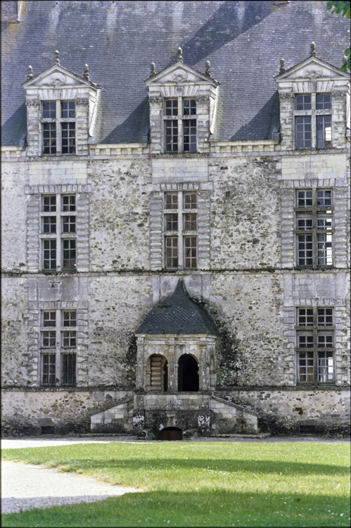 Corps de logis, façade nord : porche d'entrée