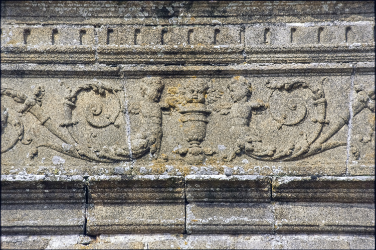 Linteau bas-relief