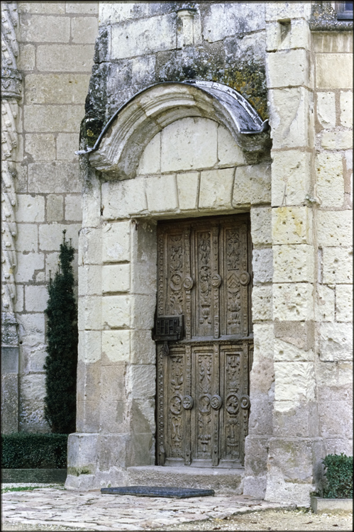 Façade est sur cour : porte à vantaux sculptés