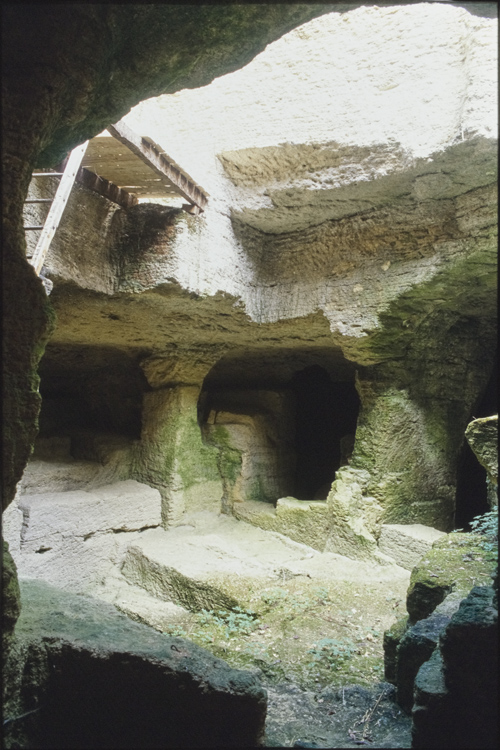 Site de la Seigneurie : carrière souterraine aux sarcophages