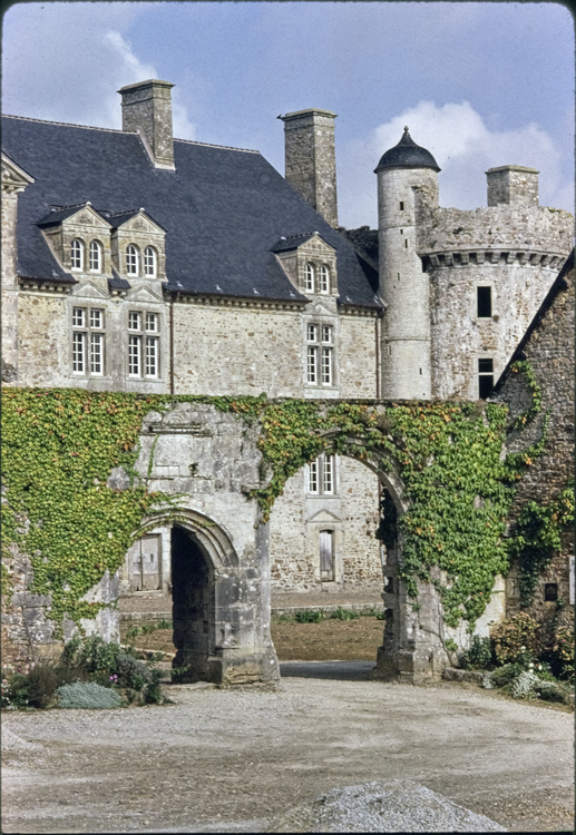 Porche d'entrée, logis principal et tour