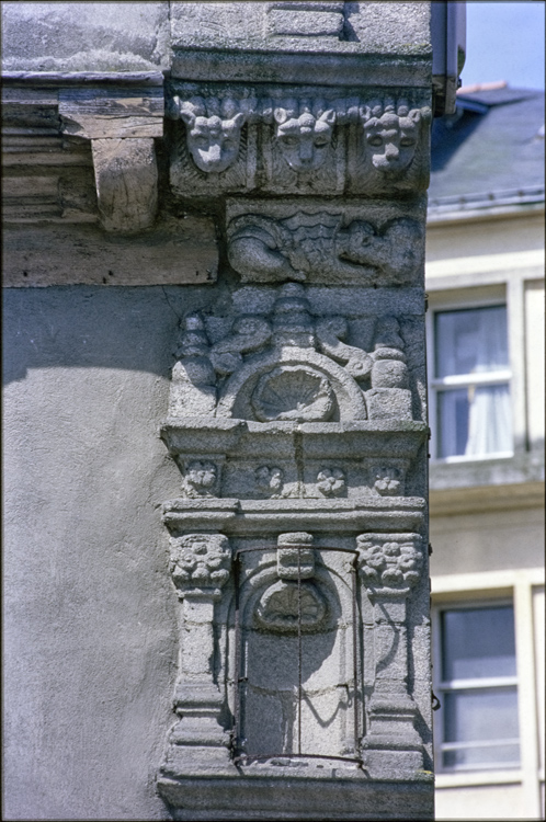 Bande de pierre sculptée sur la façade