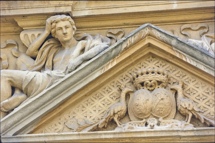 Fronton avec sculpture et blasons