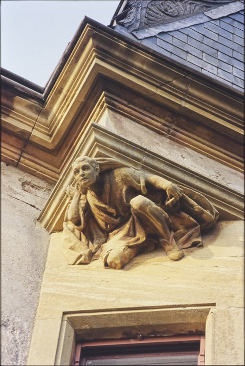 Console de corniche en haut-relief