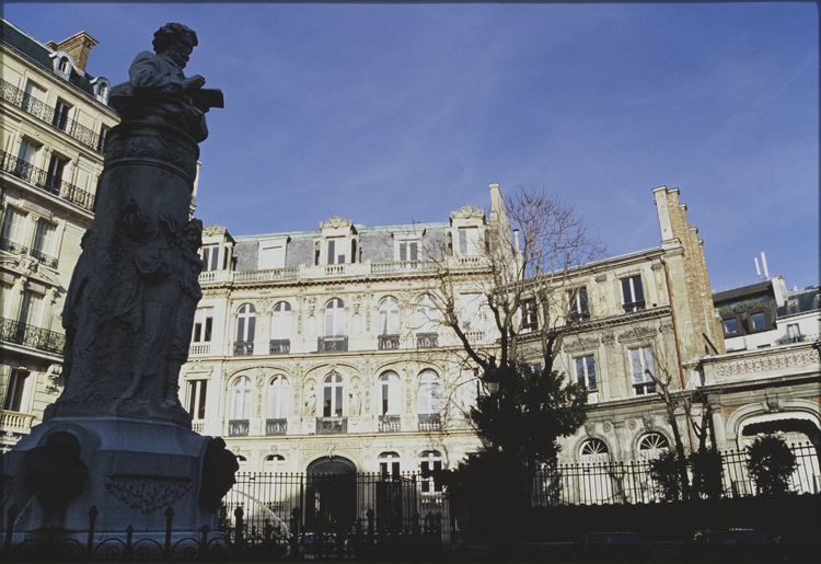 Façade et Monument à Gavami