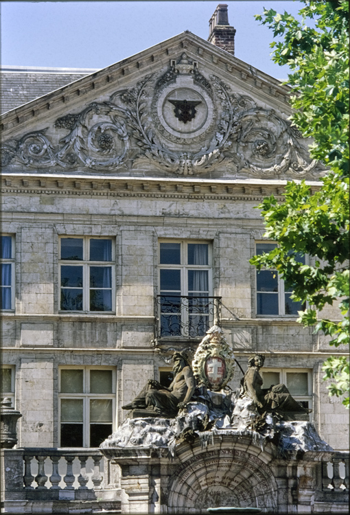 Fronton de l'immeuble et fronton de la Fontaine Sainte-Aldegonde