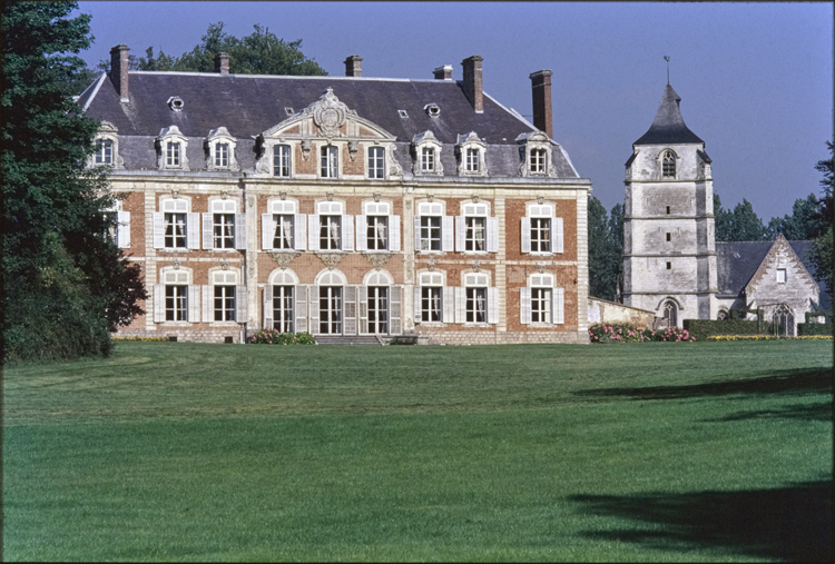 Vue d'ensemble du château, le clocher de l'église en arrière-plan