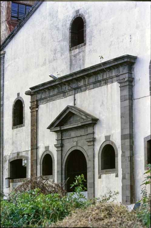 Façade avec entrée à fronton