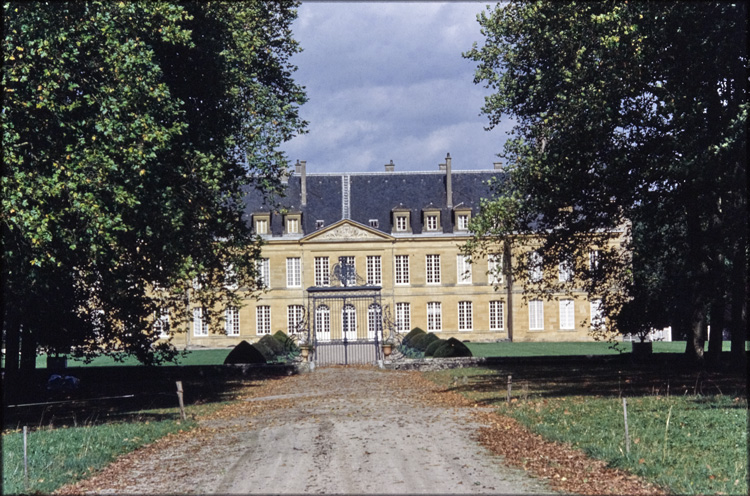 Vue sur façade et grille d’honneur