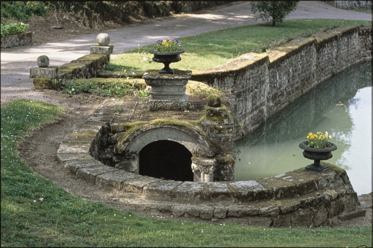 Bassin dans le parc